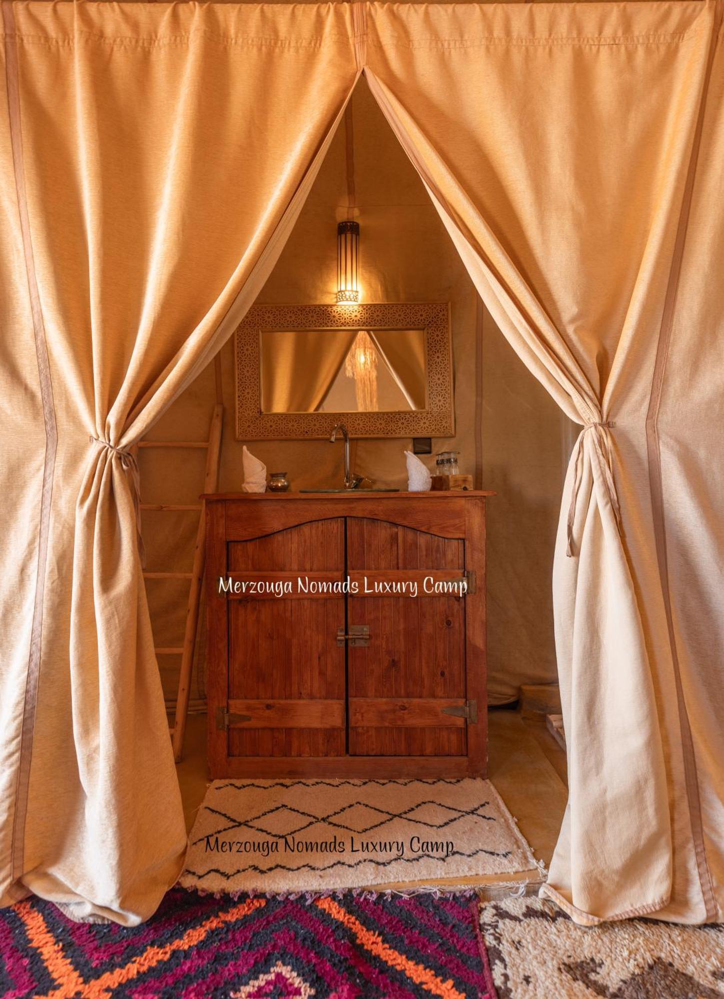 Merzouga Nomads Luxury Camp ภายนอก รูปภาพ